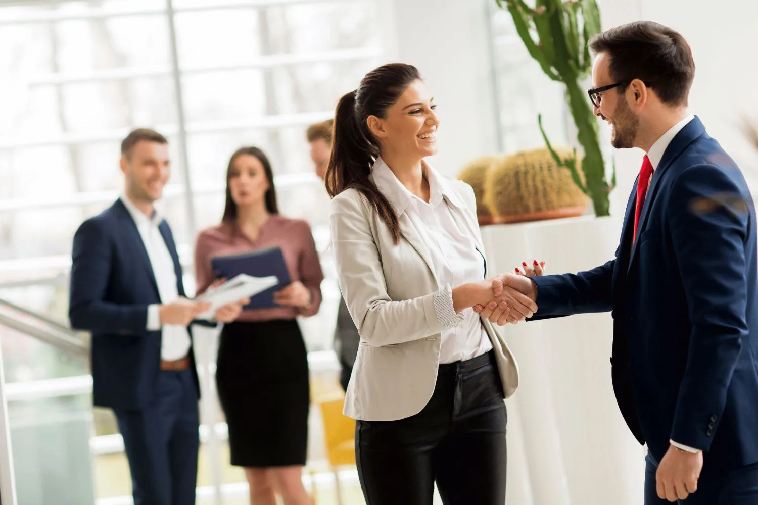 Przedsiębiorcy rozmawiający podczas spotkania networkingowego